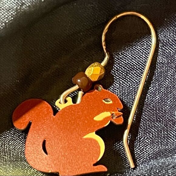 Squirrel with acorn earrings - Picture 3 of 5